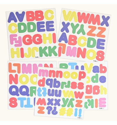 Le lettere magnetiche multicolori si adattano a tutte le superfici  magnetiche.