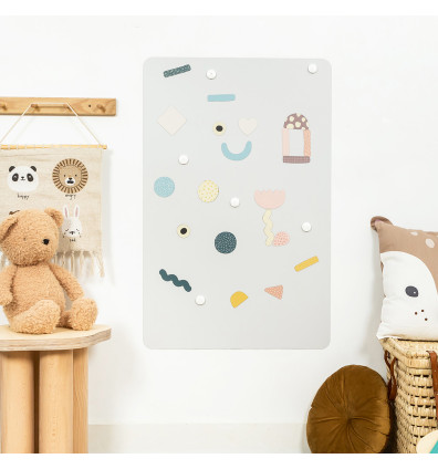 Tabella magnetica da parete grigio-beige e gioco magnetico nella cameretta di un bambino - Ferflex